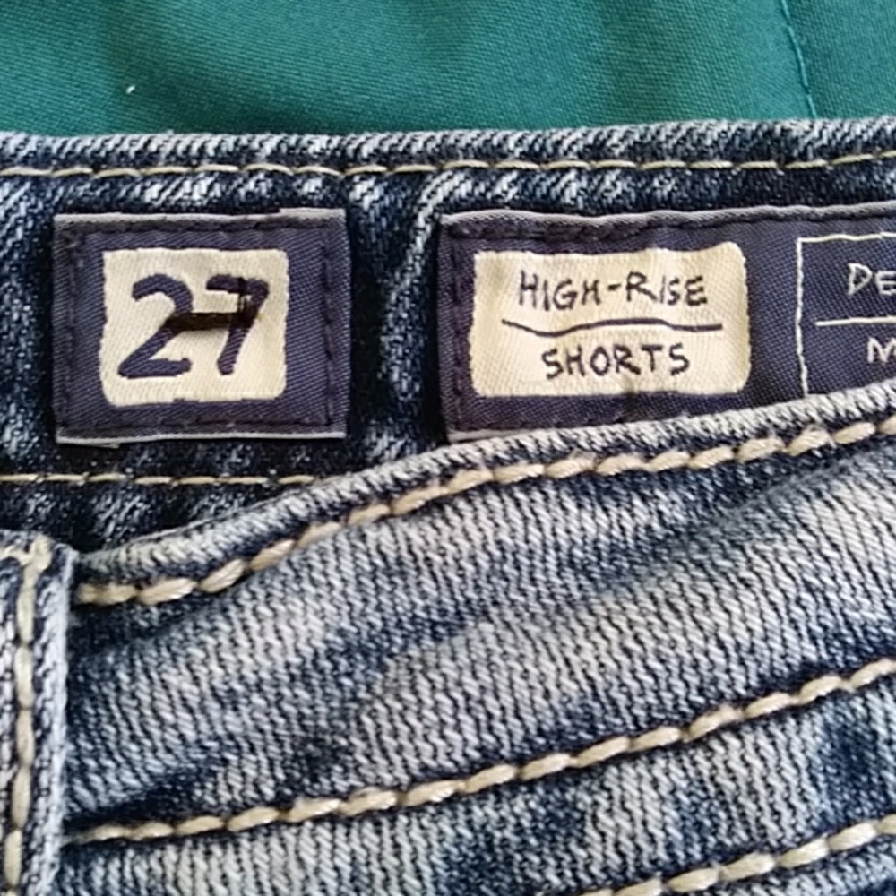 Shorts - Picture 3 of 3